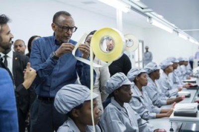 PHOTO: «Notre monde change rapidement. Garder le rythme nécessite une innovation constante. C’est la voie que le Rwanda a choisie pour notre développement. », A déclaré le Président Kagame lors du lancement officiel de l’usine de fabrication de Mara Phones. Pour voir plus de photos