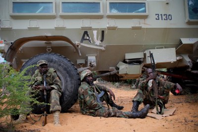 Des soldats de la Mission de l'Union africaine en Somalie se reposent au cours d'une opération conjointe de l'AMISOM et de l'Armée nationale somalienne en 2012 pour s'emparer du territoire d'Al Shabaab dans la région de Lower Shabelle.