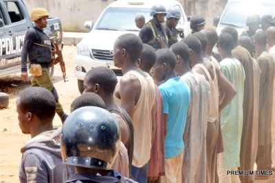 La police présente au medias les présumés ravisseurs au village de Kaduna en 2017.