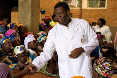 Dr Denis Mukwege, lauréat du prix Nobel de la paix, au travail.