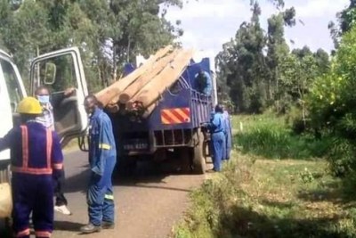 Kenya Power workers disconnecting electricity supply to more than 50 homes in Meru in an operation aimed at stamping out illegal connections (file photo).