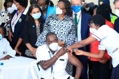 Kenyatta National Hospital nurse Lucy Kipkemei vaccinates CEO Evanson Kamuri against Covid-19 during the launch of Kenya's campaign at the hospital in Nairobi on March 5, 2021.
