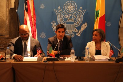 M. Daleep Singh, Adjoint au Conseiller National de Sécurité des Etats-Unis, entouré de M. Travis L. Adkins, Administrateur adjoint au Bureau pour l'Afrique de l’USAID (à gauche) et Mme Alexia Latortue, Directrice générale adjointe du MCC