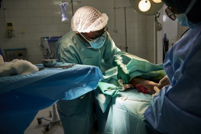 Attentats à la voiture piégée, fusillades, attaques à la grenade et attentats-suicides : dans la capitale somalienne en proie à la violence, la plupart des blessés sont pris en charge à l’hôpital Madina. Au bloc opératoire de l’hôpital Madina, un chirurgien, le Dr Abdikadir Haji Maalim, intervient auprès d’un patient blessé par arme.