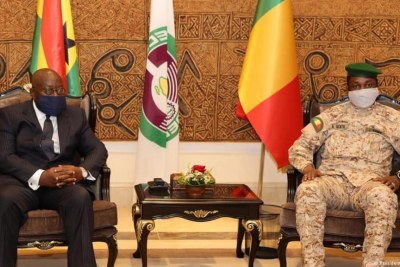 Le président de la junte malienne, Assimi Goïta à côté du président en exercice de la CEDEAO, Nana Akufo-Addo
