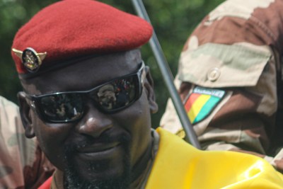 Mamadi Doumbouya lors d'un carnaval d'octobre 2021 célébrant l'anniversaire de l'indépendance de la Guinée.