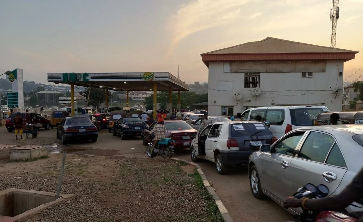 Nigeria: NIgerian Motorists, Others Groan Over Hike in Petrol Price As Scarcity Persists Nigeria: NIgerian Motorists, Others Groan Over Hike in Petrol Price As Scarcity Persists
