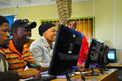 Formation technologique des jeunes en Afrique du Sud.