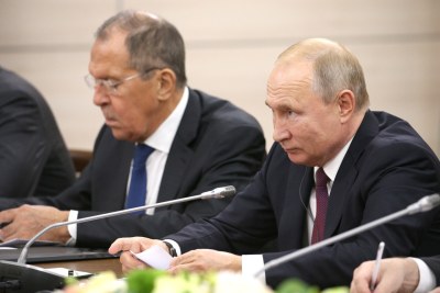 Le ministre russe des Affaires étrangères Sergueï Lavrov, à gauche, et le président russe Vladimir Poutine lors d'une réunion en marge du Sommet Russie-Afrique 2019 au Sirius Park of Science and Art à Sotchi, Russie, le 23 octobre 2019.