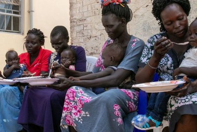 © WFP
Des femmes nourrissant leurs enfants dans un site de nutrition au Soudan du Sud.