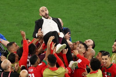 L'entraineur du Maroc ovationné par ses joueurs qui viennent de réaliser un exploit