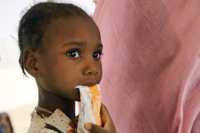 Un enfant mangeant de la bouillie enrichie pour prévenir la malnutrition, dans un centre de santé en Mauritanie (photo d'archives).