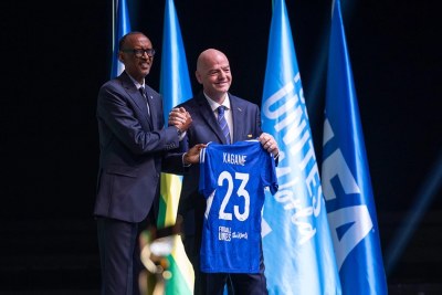 Le Président rwandais Paul Kagamé à gauche, et le Président de la FIFA Gianni Infantino.
