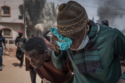 Des manifestants fuient les gaz lacrymogènes à Dakar, au Sénégal, le 30 mars 2023.