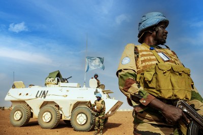 Des Casques bleus du contingent nigérien de la MINUSMA assurent la sécurité lors de l’arrivée de la de la délégation du Représentant spécial du Secrétaire général de l’ONU au Mali, El-Ghassim WANE à Ménaka pour rencontrer les autorités locales, les déplacés internes et les acteurs humanitaires.