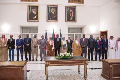 Cessez-le-feu à court terme et accords humanitaires entre les représentants des Forces armées soudanaises et les Forces de soutien rapide signés à Djeddah.