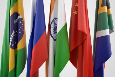 Drapeaux du Brésil, de l'Inde, de la Chine, de la Russie et de l'Afrique du Sud - Pays membres des Brics.