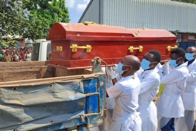 Onze corps de victimes du massacre de Mpondwe ont été finalement identifiés et rendus à leurs familles.