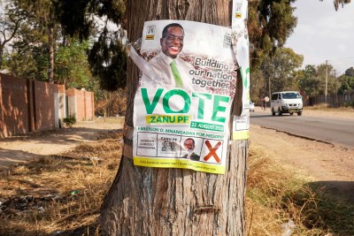 Une affiche de l’actuel président du Zimbabwe, Emmerson Mnangagwa, dans une rue de Harare.