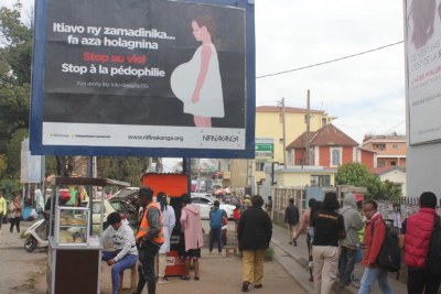 Le mouvement féministe Nifin'Akanga a lancé une campagne de lutte contre l'inceste et le viol dans plusieurs grandes villes de Madagascar. « Aimez les enfants mais ne les violez pas. Stop à l'inceste. Stop à la pédophilie », indique le panneau installé dans le quartier d'Antanimena, à Antananarivo.