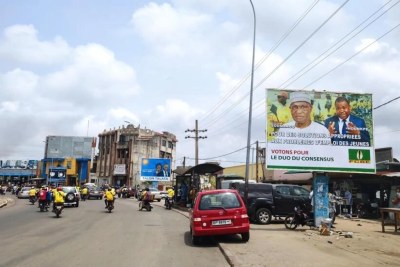 Des affiches électorales disposées le long d'une artère routière de Cotonou, le 8 avril 2021.