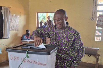 Les Togolais votent depuis ce Lundi matin, pour les élections législatives et régionales. Plus de 4,2 millions d’électeurs sur toute l’étendue du territoire national ont à élire les 113 députés et les 179 Conseillers régionaux que devra compter ce longiligne pays de l’Afrique de l’Ouest.